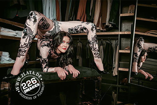 In the men's dressing room – Preview